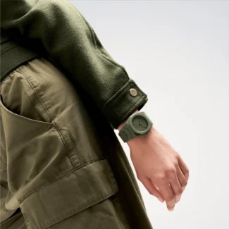 Orologio D1 Milano Polycarbon Shadow Military Green D1-PCBJ22 indosso donna