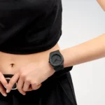 Orologio D1 Milano Polycarbon Shadow Total Black D1-PCBJ10 indosso donna