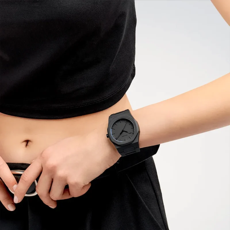 orologio-d1milano-shadow-total-black-polycarbon-d1-pcbj10-indosso-donna Orologio D1 Milano Polycarbon Shadow Total Black D1-PCBJ10 indosso donna