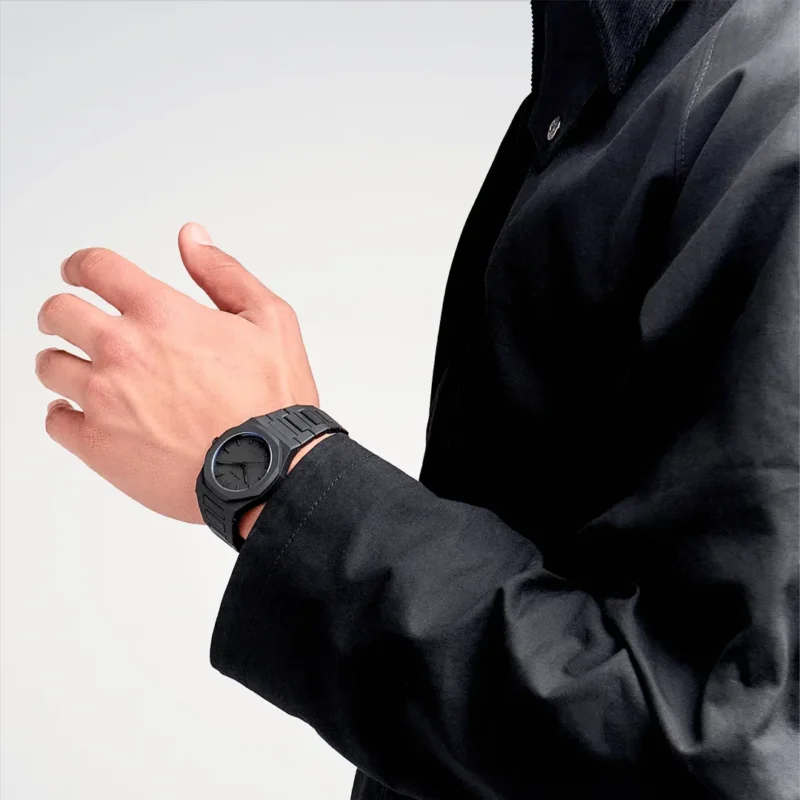 orologio-d1milano-shadow-total-black-polycarbon-d1-pcbj10-indosso-uomo Orologio D1 Milano Polycarbon Shadow Total Black D1-PCBJ10 indosso uomo