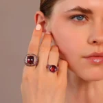 Anello Gioiello Cocktail Bronzallure Lega Golden Rosè Prisma Gem e Pavè Bordeaux WSBZ02179.BRD-16 indosso