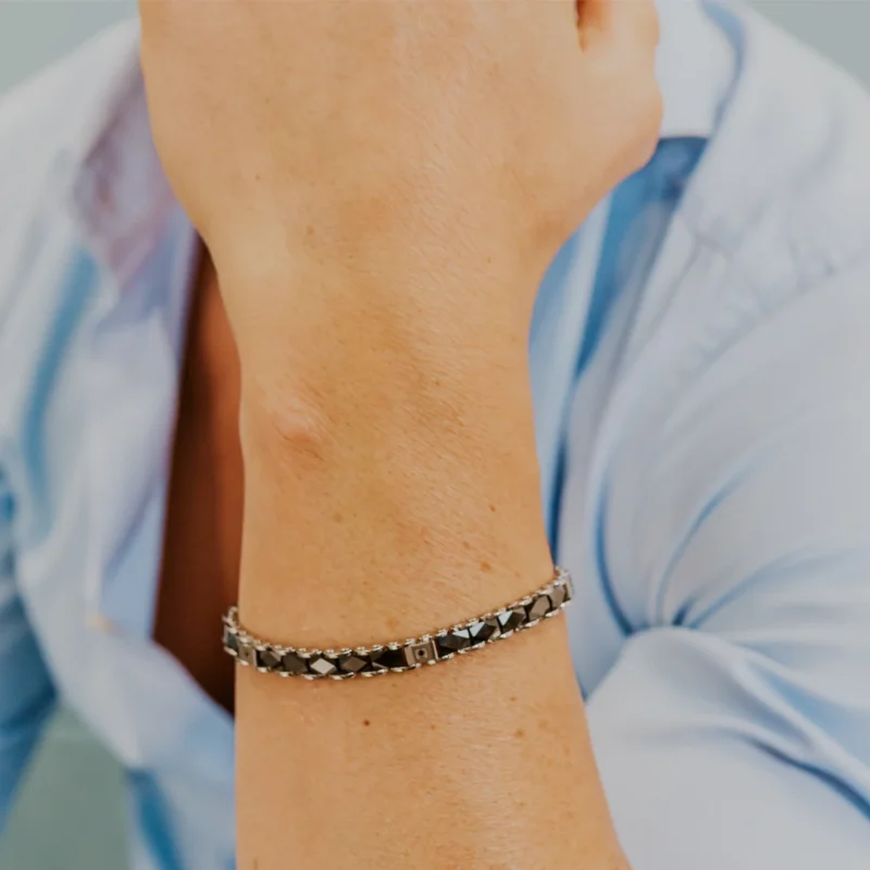 bracciale-comete-uomo-acciaio-ceramica-e-zirconi-neri-ubr-1250-indosso Bracciale Comete Uomo Acciaio Ceramica e Zirconi Neri UBR 1250 indosso