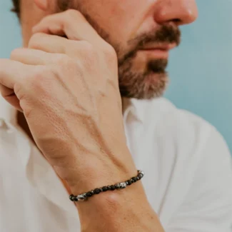 Bracciale Comete Uomo Acciaio Pietra Lavica ed Ematite UBR 1206 indosso
