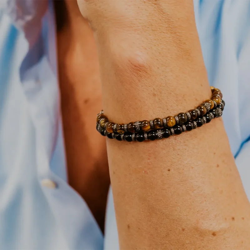 bracciale-comete-uomo-acciaio-pvd-gun-metal-e-occhio-di-tigre-ubr-1243-indosso Bracciale Comete Uomo Acciaio PVD Gun Metal e Occhio di Tigre UBR 1243 indosso