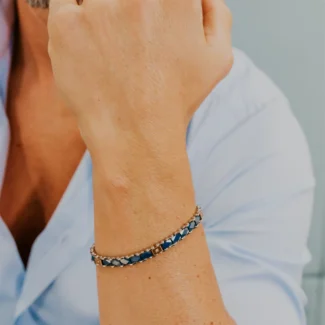 Bracciale Comete Uomo Acciaio PVD Rosè Ceramica Blu e Zirconi Bianchi UBR 1249 indosso