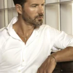 Collana Comete Uomo Croce Argento 925 con Zirconi Bianchi Small UGL 727 indosso