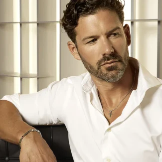 Collana Comete Uomo Croce Argento 925 Zirconi Neri Small UGL 728 indosso