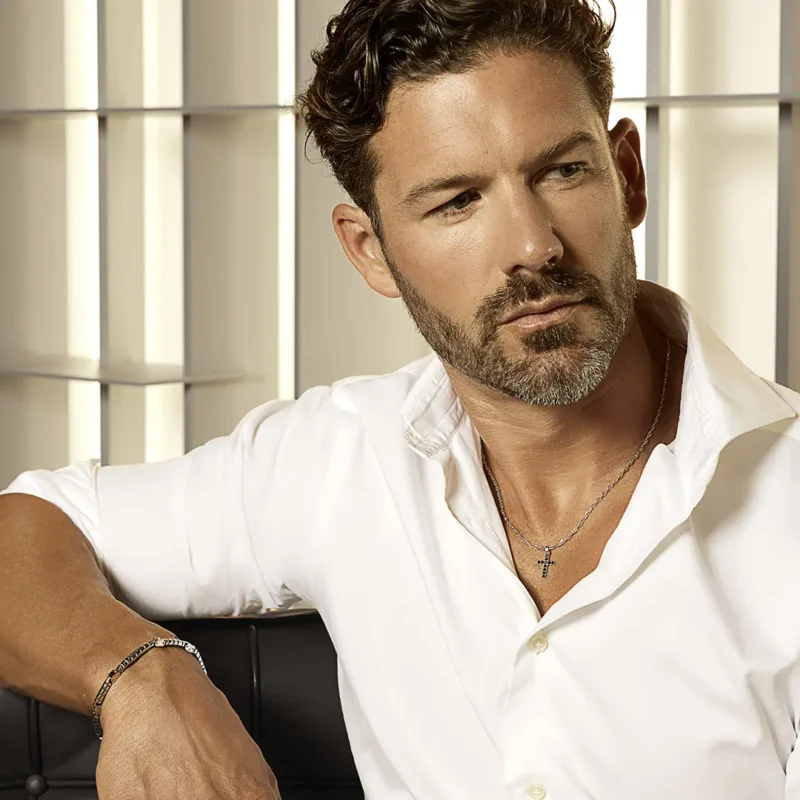 Collana Comete Uomo Croce Argento 925 Zirconi Neri Small UGL 728 indosso