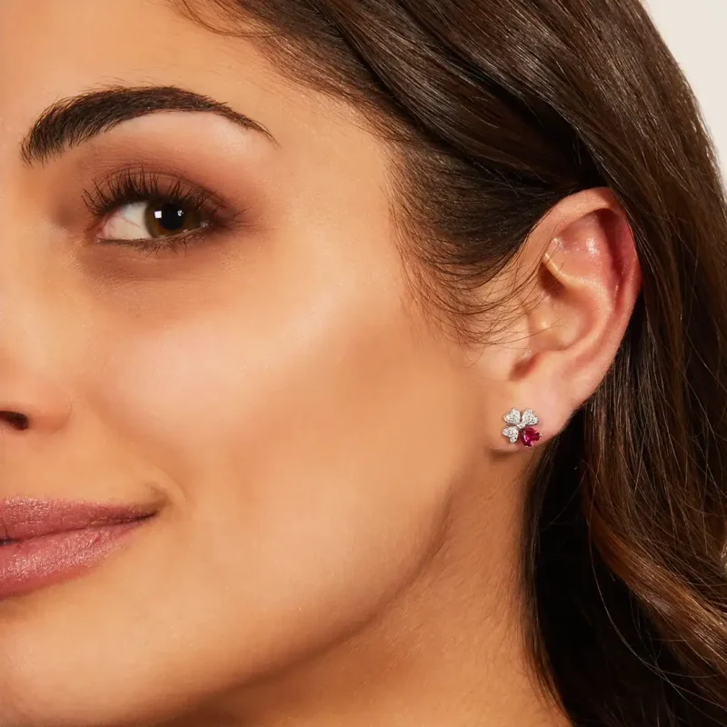 Orecchini Amen Quadricuore Rossi in Argento 925 con Zirconi EQUSBR indosso