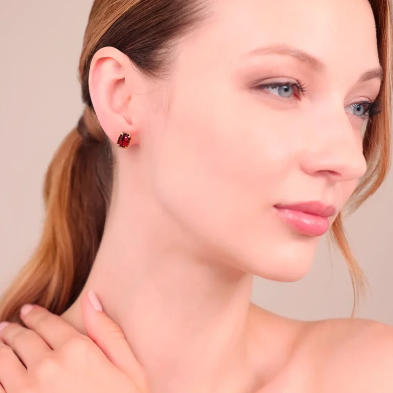 Orecchini Lobo Bronzallure Prisma Gem a Baguette Bordeaux WSBZ02464.BRD indosso