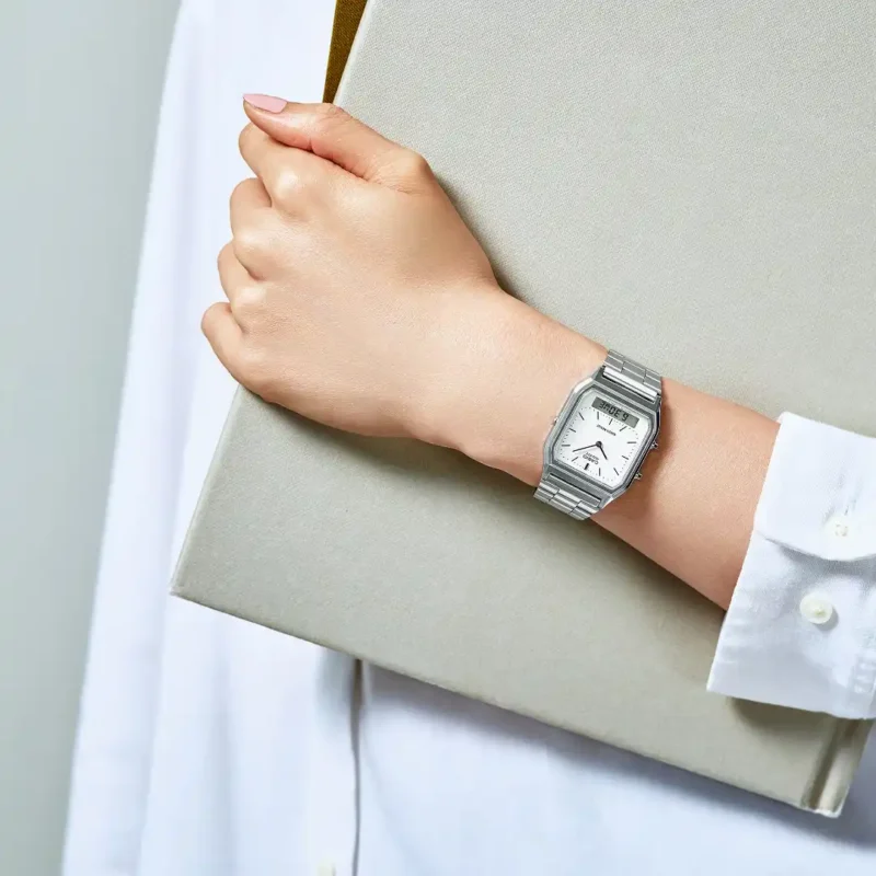 Orologio Analogico e Digitale Casio Acciaio e Quadrante Bianco AQ-230A-7DMQ indosso