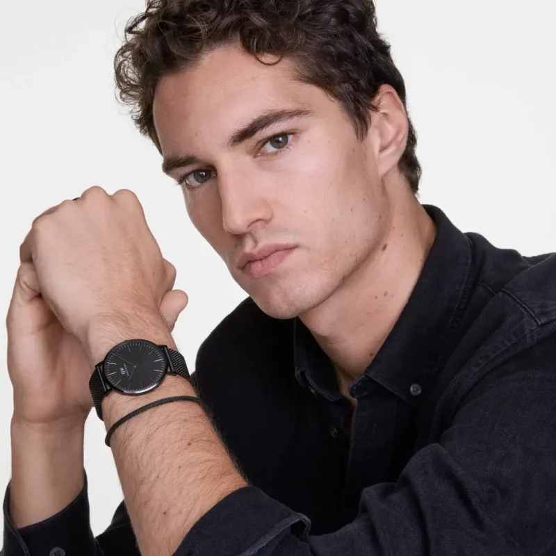 Orologio Daniel Wellington Classic Mesh Onyx Black Acciaio Nero e Cinturino Maglia Milanese DW00100632 indosso