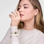 Orologio Daniel Wellington Quadro Mini Arch 3-link Emerald Sunray Gold Acciaio Dorato e Cinturino a Maglie DW00100852 indosso