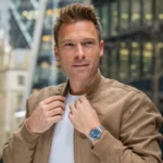 Orologio Solo Tempo Casio Edifice Cassa e Cinturino Acciaio Quadrante Blu Satinato EFR-S108D-2AVUEF indosso casual