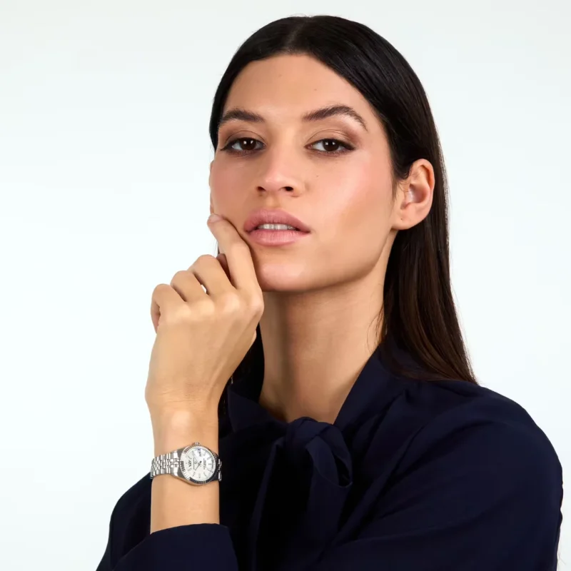 orologio-solo-tempo-philip-watch-caribe-urban-28mm-r8253597671-indosso Orologio Solo Tempo Philip Watch Caribe Urban 28mm R8253597671 indosso