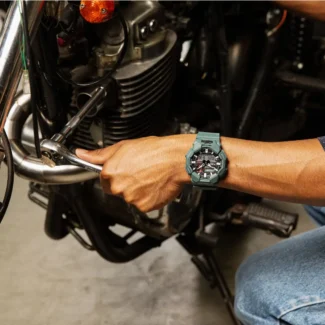 Orologio Casio G-Shock Analogico Digitale Carbon Core Guard GA-010-2AER indosso