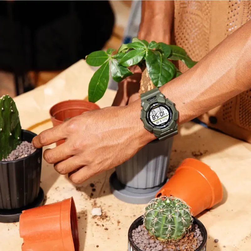 Orologio Casio G-Shock Multifunzione Carbon Core Guard GD-010-3ER indosso