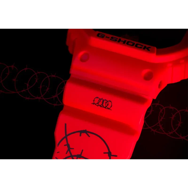 orologio-casio-g-shock-x-sfera-ebbasta-digitale-rosso-dw-5600sfe25-4er-dettaglio-cinturino Orologio Casio G-Shock x Sfera Ebbasta Digitale Rosso DW-5600SFE25-4ER dettaglio grafico