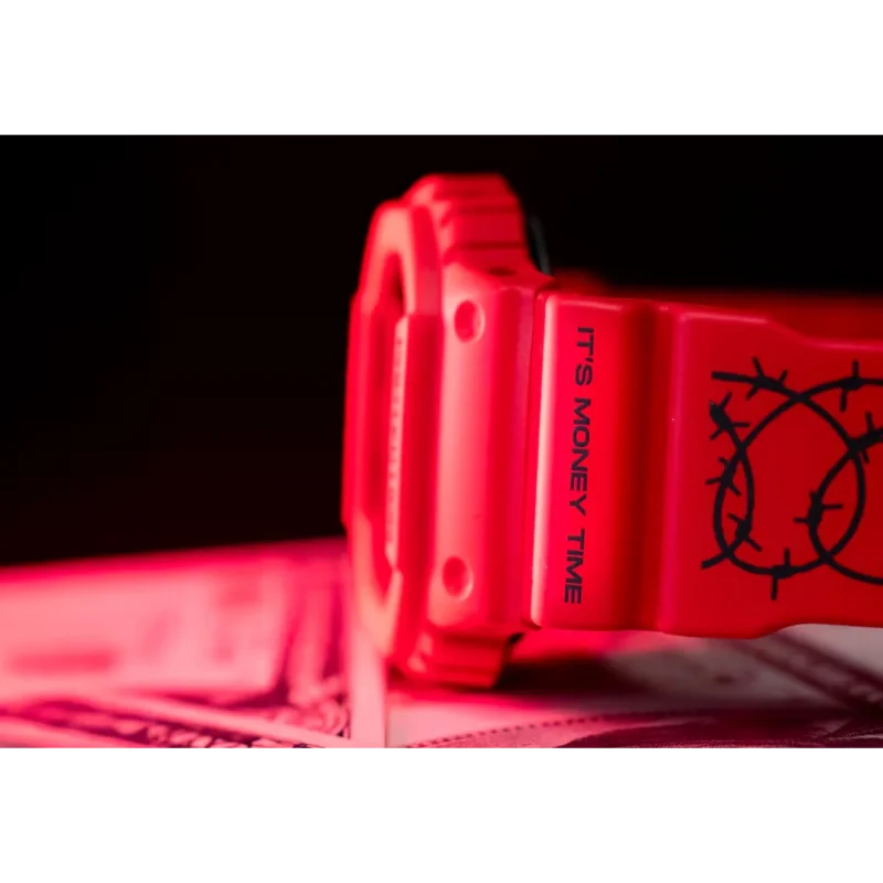 orologio-casio-g-shock-x-sfera-ebbasta-digitale-rosso-dw-5600sfe25-4er-scritta-cinturino Orologio Casio G-Shock x Sfera Ebbasta Digitale Rosso DW-5600SFE25-4ER it's money time
