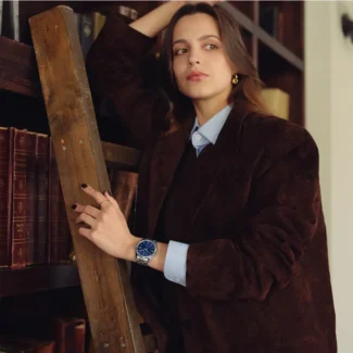 Orologio Casio Solo Tempo Cinturino Acciaio e Quadrante Blu MTP-1302PE-2AVEF indosso