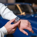 Orologio Cronografo Casio Edifice Cinturino e Cassa Acciaio Quadrante Blu EFB-730D-2AVUEF indosso