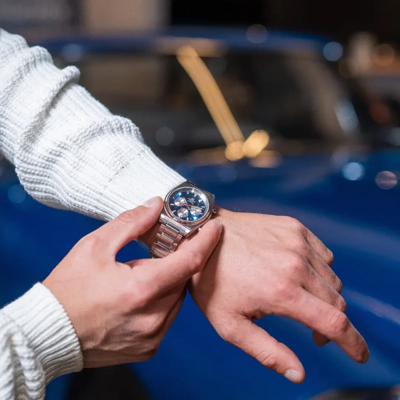 Orologio Cronografo Casio Edifice Cinturino e Cassa Acciaio Quadrante Blu EFB-730D-2AVUEF indosso