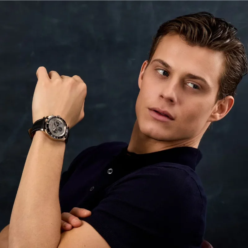 Orologio Philip Watch Caribe Sport Acciaio Rosé e Cinturino Pelle Nera R8271607003 indosso