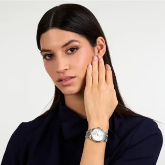 Orologio Philip Watch Tempo e Data Caribe Urban Quadrante Perlato e Rosé R8253597672 indosso